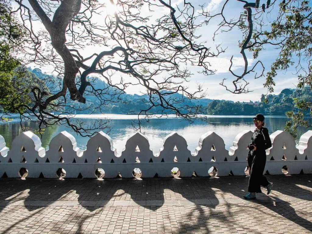 Stroll around Kandy Lake